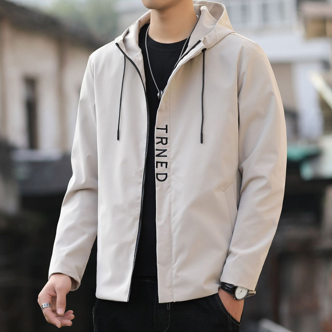 Herren leichte Kapuzen‑Shelljacke mit verdecktem Reißverschluss und minimalistischer Utility‑Optik Echo Archiv