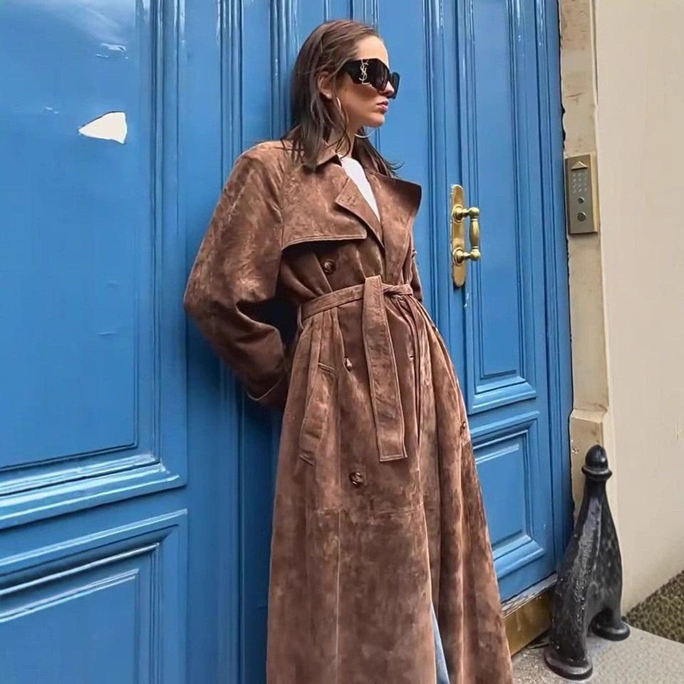 Damen nan langer Veloursleder-Trenchcoat mit Bindegürtel, doppelreihiger Knopfleiste und Ärmelriegel Echo Archiv