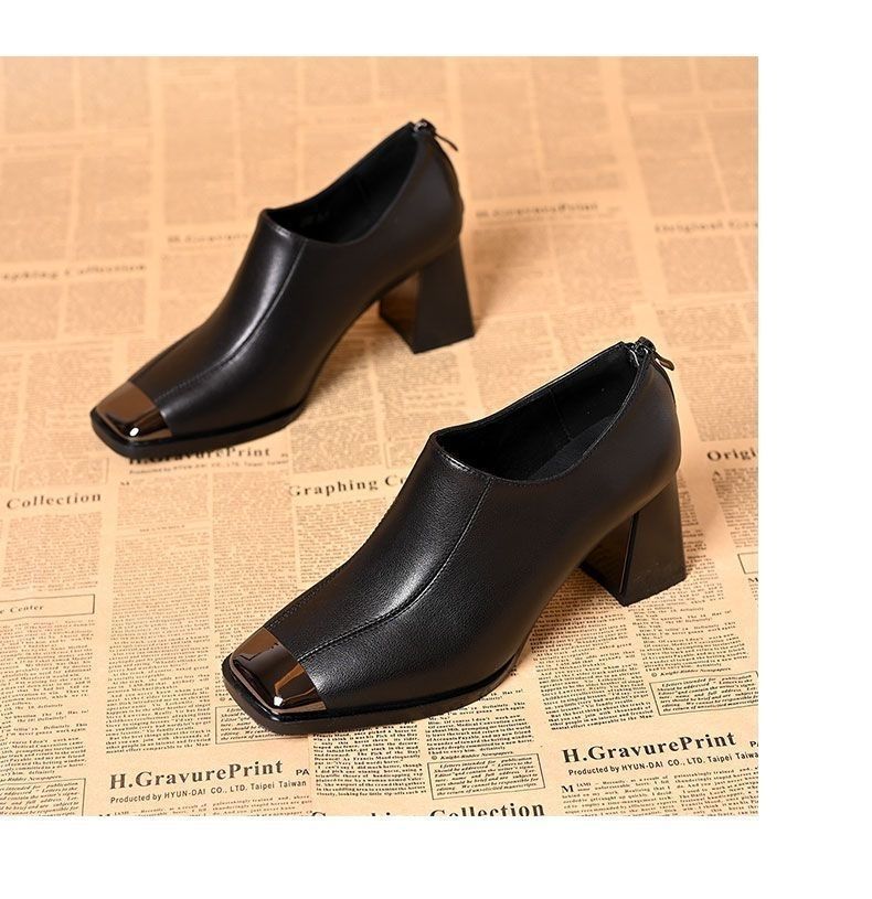 Damen Elegante Stiefeletten mit Blockabsatz und Glänzenden Akzenten Echo Archiv