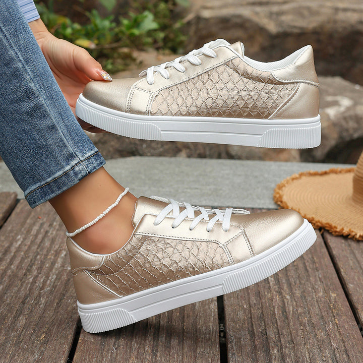 Damen Flache Sneaker mit Metallic‑Finish und geprägter Seitenstruktur Echo Archiv