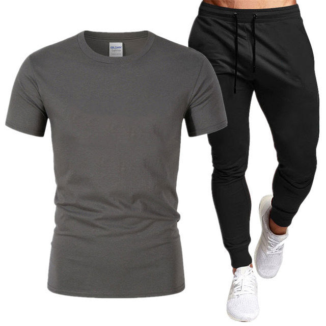 Herren sportliches Trainingsset mit T-Shirt und Jogginghose Echoarchiv