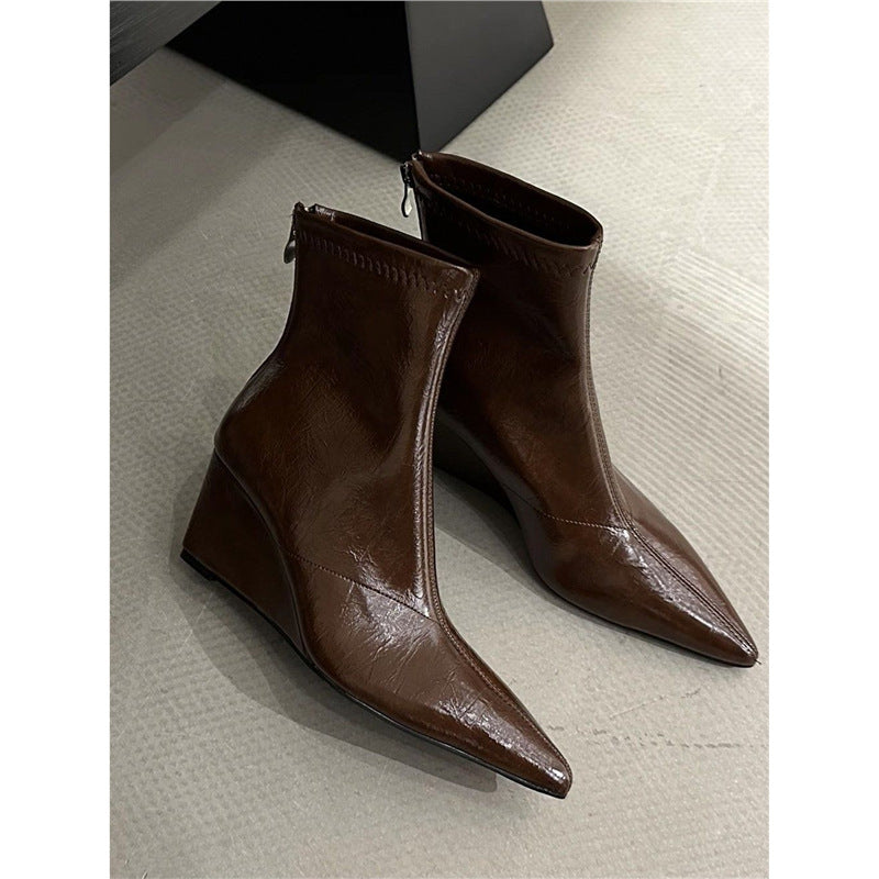 Damen Spitz zulaufende Ankle-Boots mit Sock-Upper und skulptiertem Keilabsatz – Varelle