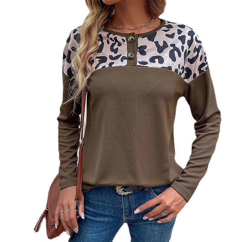 Damen Langärmeliges Waffelstrickshirt mit Leoprint-Schulter und Knopfleiste Echoarchiv