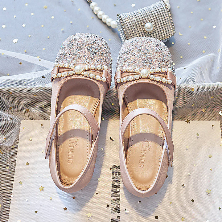 Mädchen Ballerinas mit Perlenschmuck und Glitzer Echo Archiv