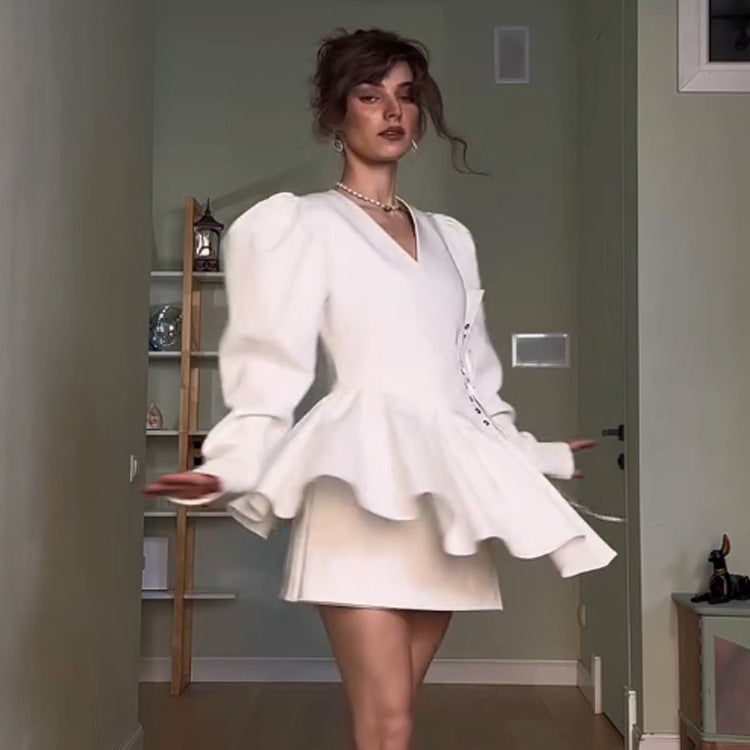 Damen Mini-Kleid mit Volant-Peplum, Puffärmeln und taillierter Silhouette Echoarchiv