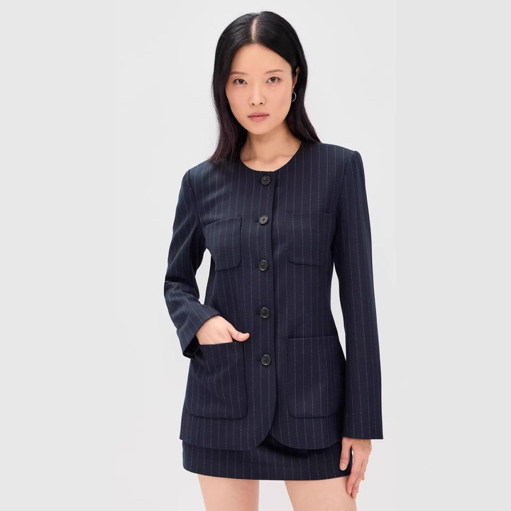 Damen Zweiteiliges Nadelstreifen-Tailoring-Set mit kragenlosem Blazer und hochgeschnittenem Minirock Echoarchiv