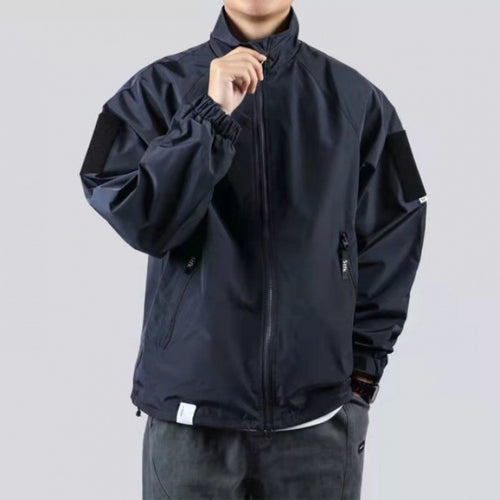Herren Wind- und Wetterjacke mit funktionalen Taschen und hohem Kragen Echoarchiv