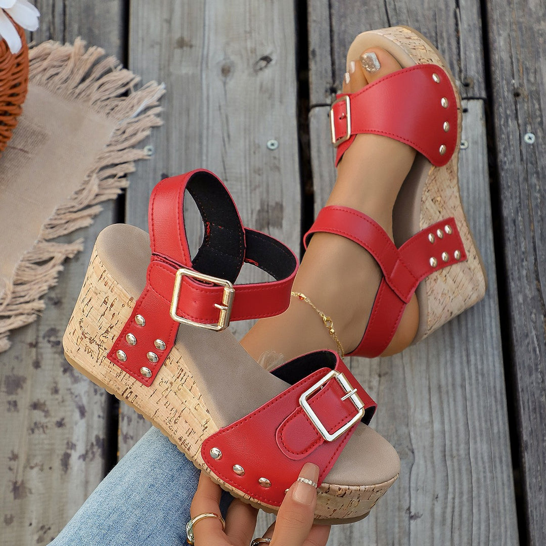 Damen Keil-Sandaletten mit Korkplatform, verstellbaren Schnallen und Nieten – Sorelia