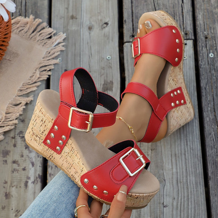 Damen Keil-Sandaletten mit Korkplatform, verstellbaren Schnallen und Nieten – Sorelia