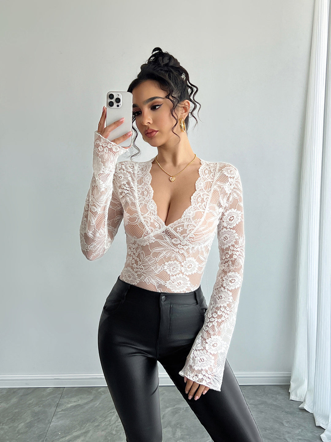 Damen nan tailliertes Spitzenshirt mit tiefem V-Ausschnitt, floraler Netzspitze und langen Ärmeln Echo Archiv