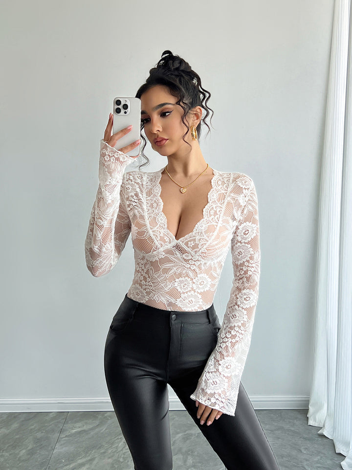 Damen nan tailliertes Spitzenshirt mit tiefem V-Ausschnitt, floraler Netzspitze und langen Ärmeln Echo Archiv