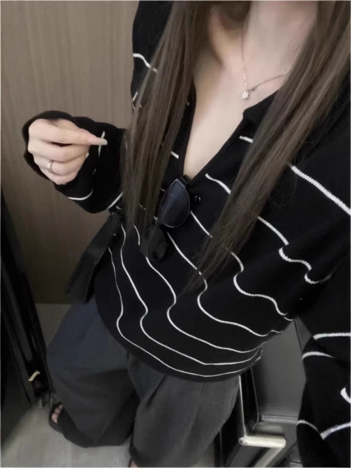 Damen Lässiger Oversize‑Strickpullover mit Polokragen und feiner Querstreifenoptik Echoarchiv