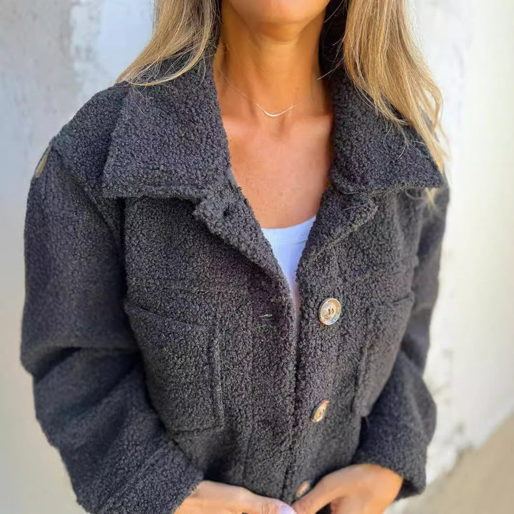 Damen nan Teddyjacke mit großem Reverskragen, durchgehender Knopfleiste und aufgesetzten Pattentaschen Echo Archiv