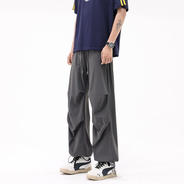 Herren weite Sporthose mit auffälligem Draped-Design Echoarchiv