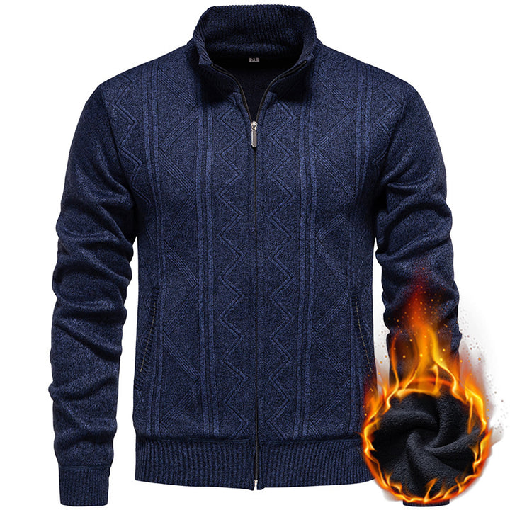 Herren Strickjacke mit Zopfmuster und hohem Stehkragen Echoarchiv