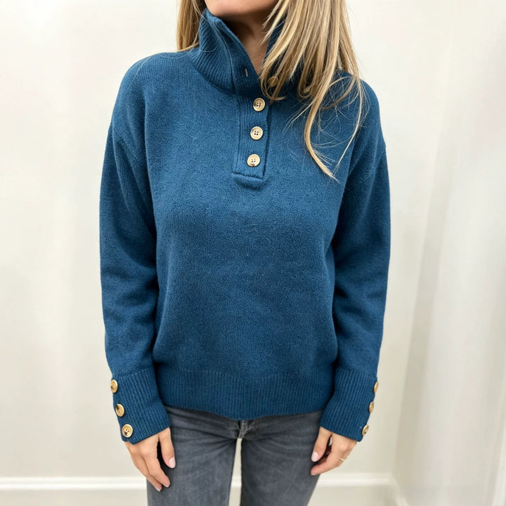 Damen Strickpullover mit hohem Knopfkragen, dekorativer Frontleiste und Zierknöpfen – Mavelle