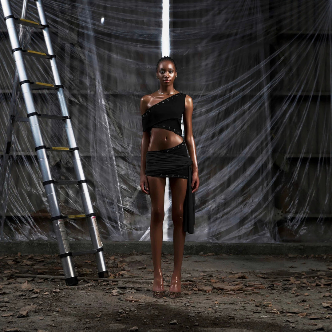 Damen Asymmetrisches Crop-Top mit ausgefallenem Schnitt und dekorativen Ösen Echo Archiv