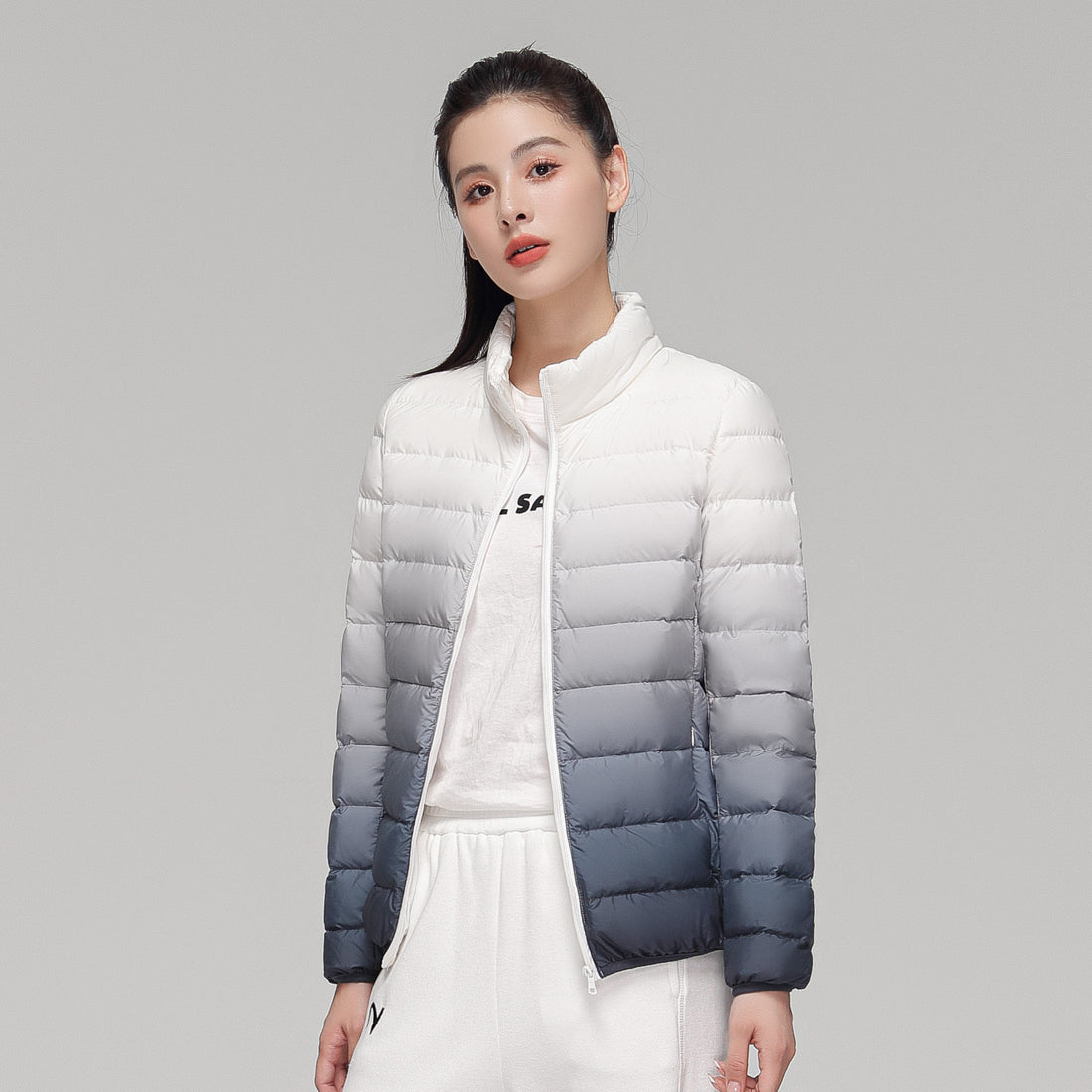 Damen ultraleichte Kapuzen-Steppjacke mit kompaktem Packmaß und windabweisender Hülle Echoarchiv
