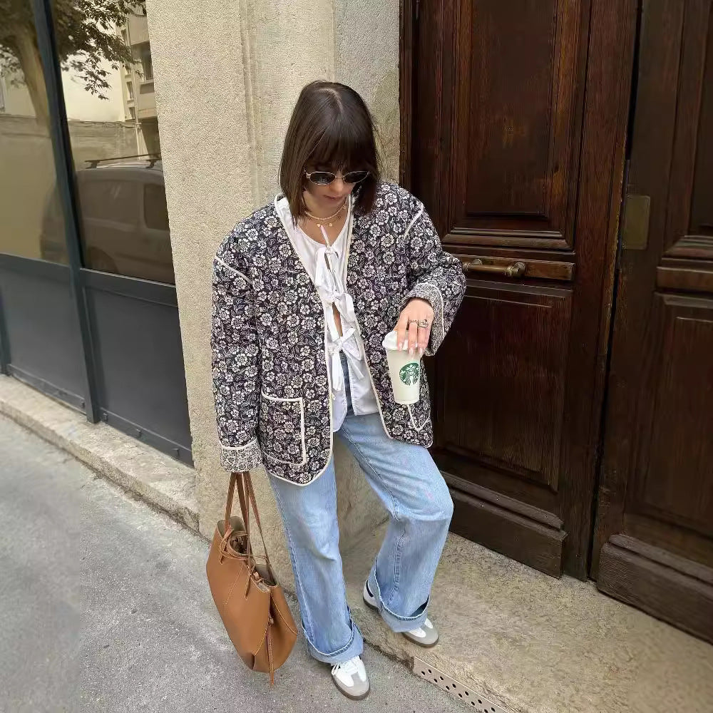 Damen gesteppte Kimono-Jacke mit floralem Alloverprint, V-Ausschnitt, kontrastpaspel und aufgesetzten Taschen – Célinea