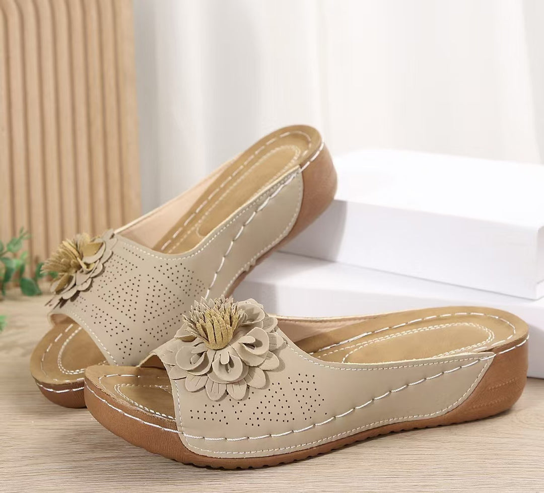 Damen Perforierte Keil-Sandalen als Slip-On mit Blumenapplikation und gepolstertem Fußbett – Sorelia