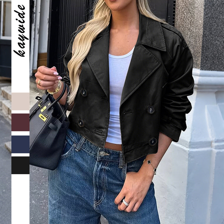 Damen nan kurzer Satin-Trench mit doppelreihiger Knopfleiste, aufgesetzten Pattentaschen und geknöpften Ärmelmanschetten Echo Archiv