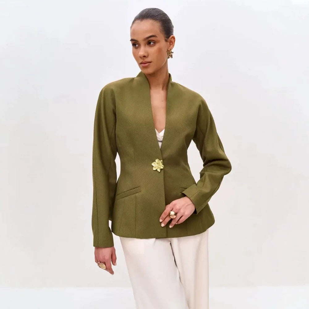 Damen Skulptural taillierte Jacke mit Schößchen, Stehkragen und Schmuckbrosche Echoarchiv