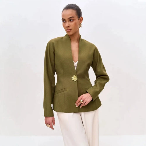 Damen Skulptural taillierte Jacke mit Schößchen, Stehkragen und Schmuckbrosche Echoarchiv