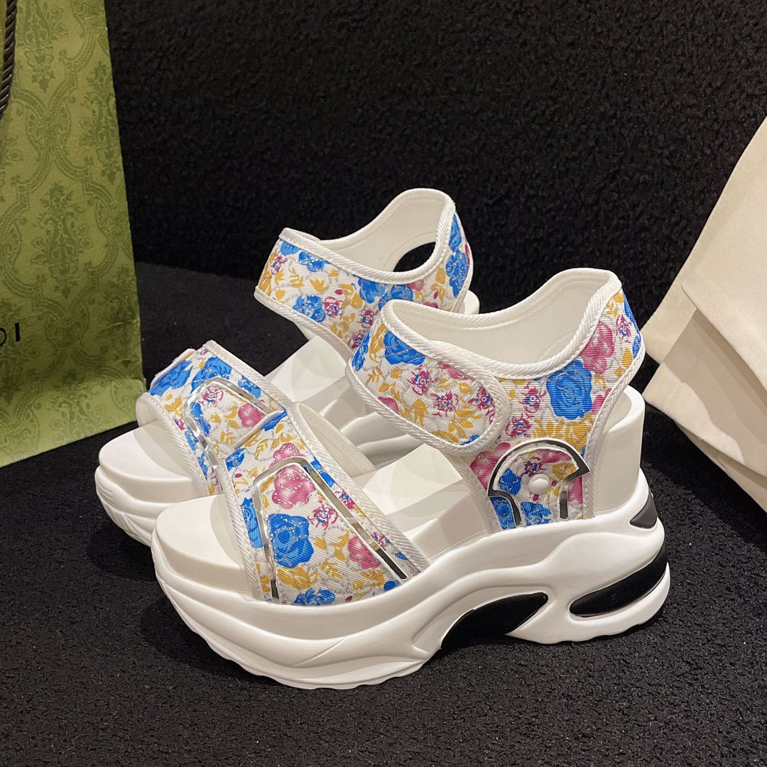 Damen Massiver Keilabsatz-Sandalette mit verstellbaren Klettriemen und gEcho Archivlümtem Textilobermaterial – Sorelia