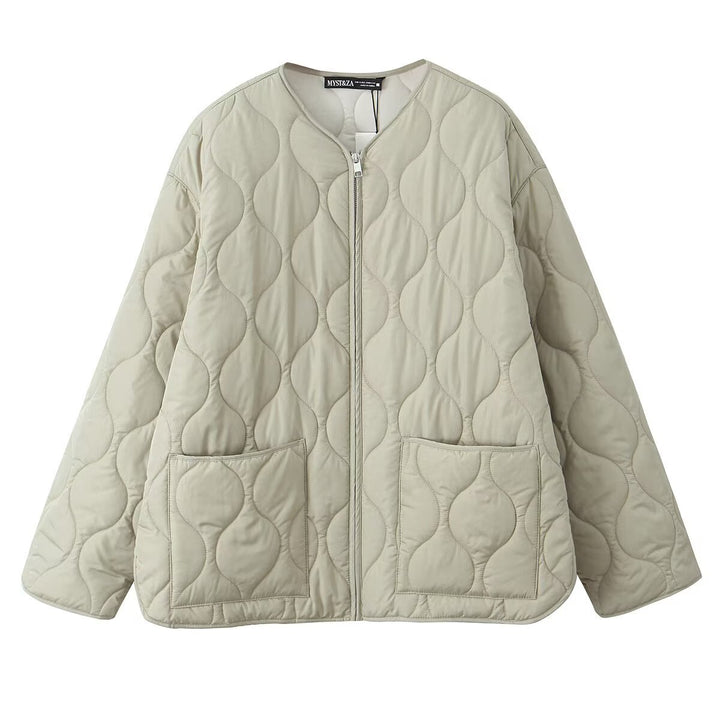 Damen gesteppte Oversize-Quiltjacke mit Rundhalsausschnitt, durchgehendem Reißverschluss und zwei aufgesetzten Taschen – Célinea