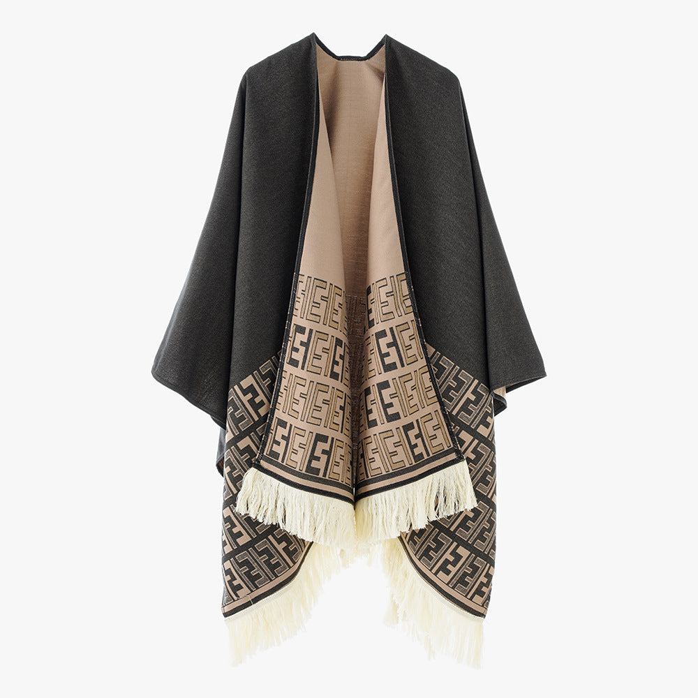 Damen Wendbarer Jacquard-Capeüberwurf mit Monogramm‑Bordüre und Fransen – Avérine