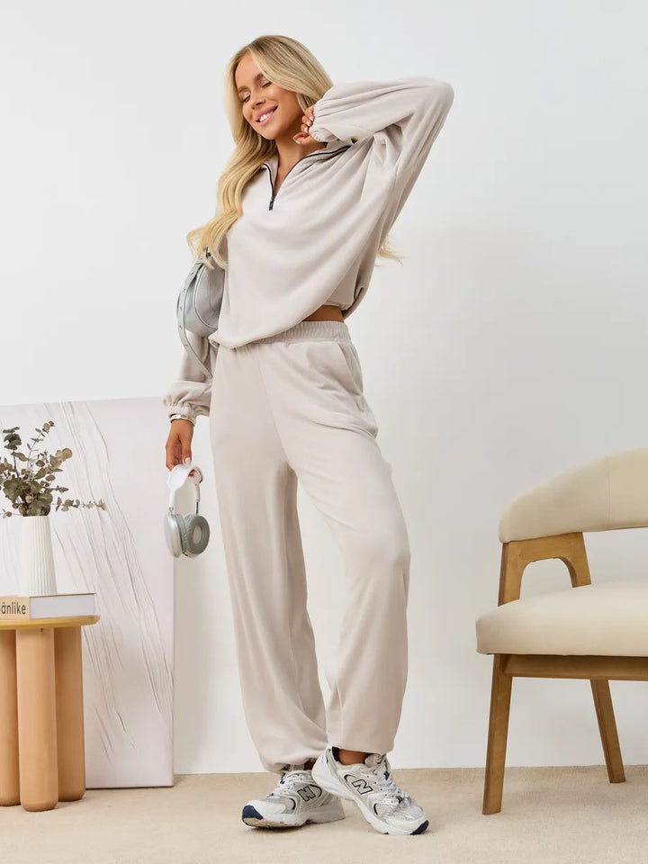 Damen samtiges zweiteiliges Lounge-Set mit Kapuzen-Halbzip und elastischer Bundhose – Auréline