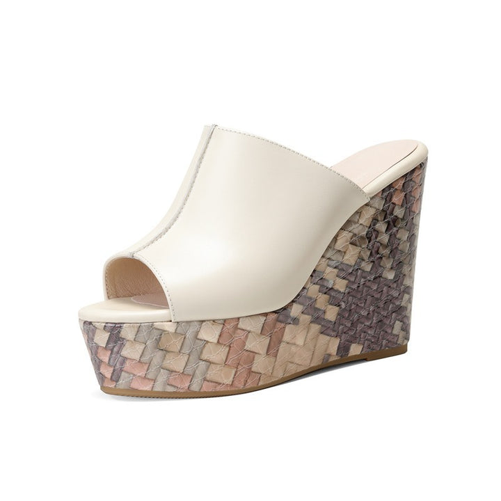 Damen nan elegante Schlupf-Mule mit offener Zehenpartie, skulpturaler Keilplattform in Flechtoptik und Nietenbesatz Echo Archiv