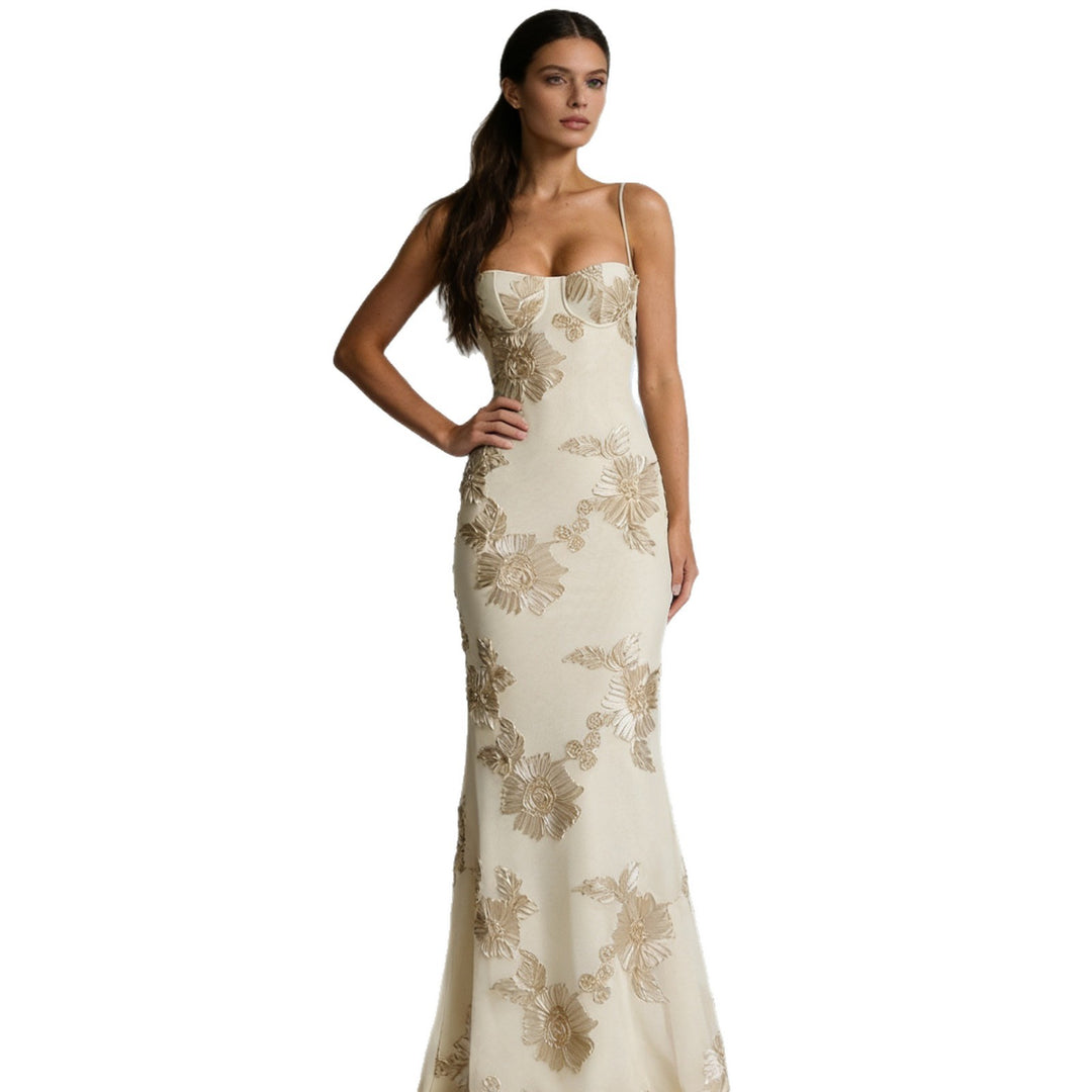 Damen Elegantes Figurbetontes Abendkleid mit floralen Stickereien Echo Archiv