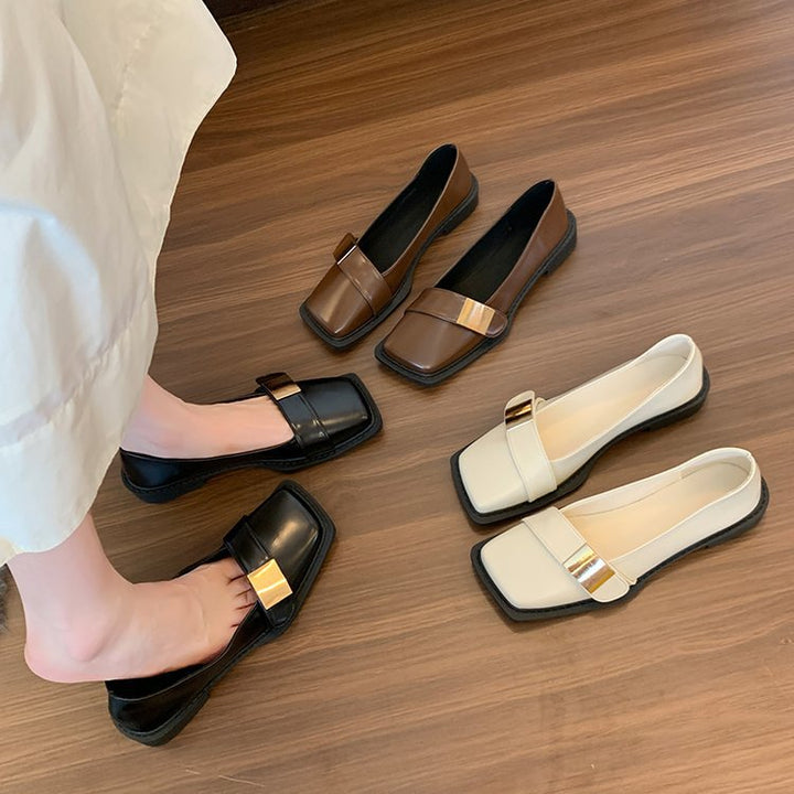 Damen Elegante Loafer mit quadratischer Zehenkappe und goldener Zierplatte – Lioré