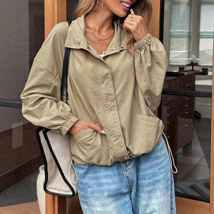 Damen Leichte Utility-Bomberjacke mit Kordelzug, Gummibündchen und aufgesetzten Taschen – Avérine
