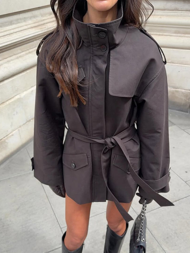 Damen Kurze Taillierte Trenchjacke mit Stehkragen, Pattentaschen und Bindegürtel Echoarchiv