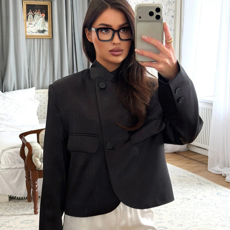 Damen Satinierter Cropped-Blazer mit Mandarin-Kragen, Pattentaschen und geschwungenem Saum Echoarchiv