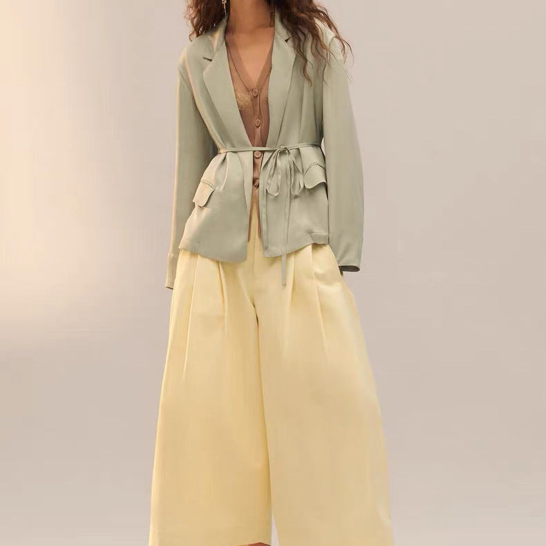 Damen Leichter Cropped Blazer mit Bindegürtel und Schalkragen Echoarchiv