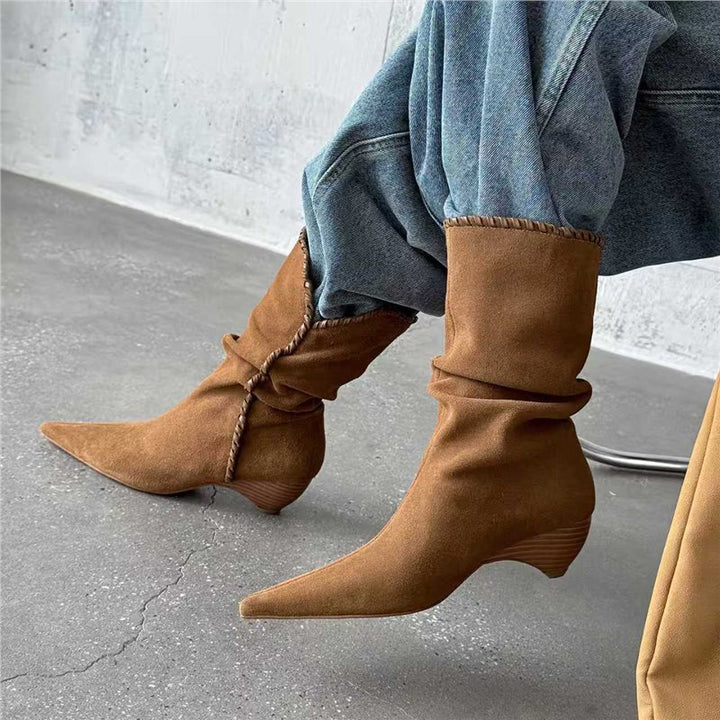 Damen Schlupf‑Veloursstiefel mit Ziernaht, V‑Schaftrand und sculpted Kitten‑Absatz – Lioré