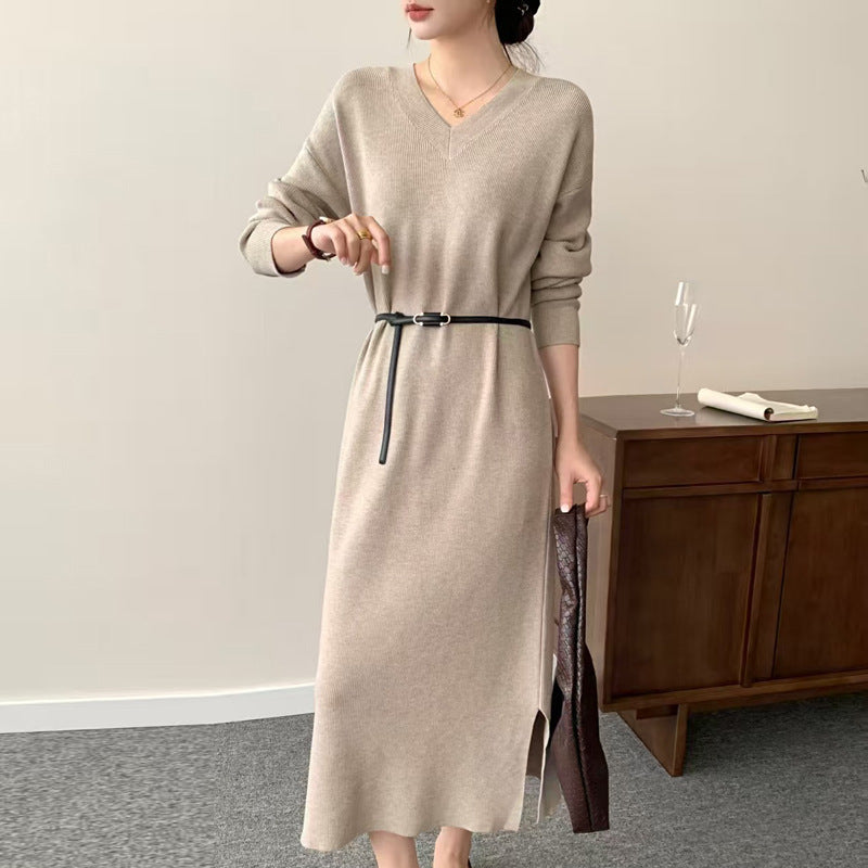 Damen Langes Feinstrick-Midikleid mit V‑Ausschnitt, Seitenschlitz und entspannter Silhouette Echoarchiv
