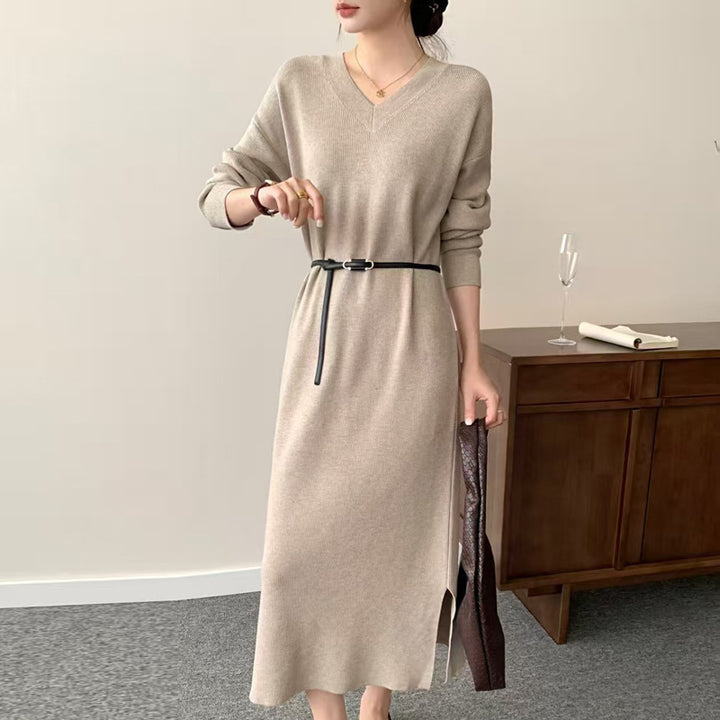 Damen Langes Feinstrick-Midikleid mit V‑Ausschnitt, Seitenschlitz und entspannter Silhouette Echoarchiv