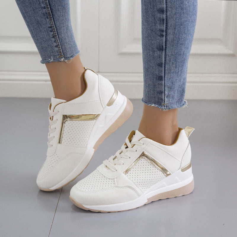 Damen  Keil‑Sneaker mit perforiertem Microfaser‑Upper, gepolsterter Fersenkappe und rutschfester Profilsohle Echo Archiv