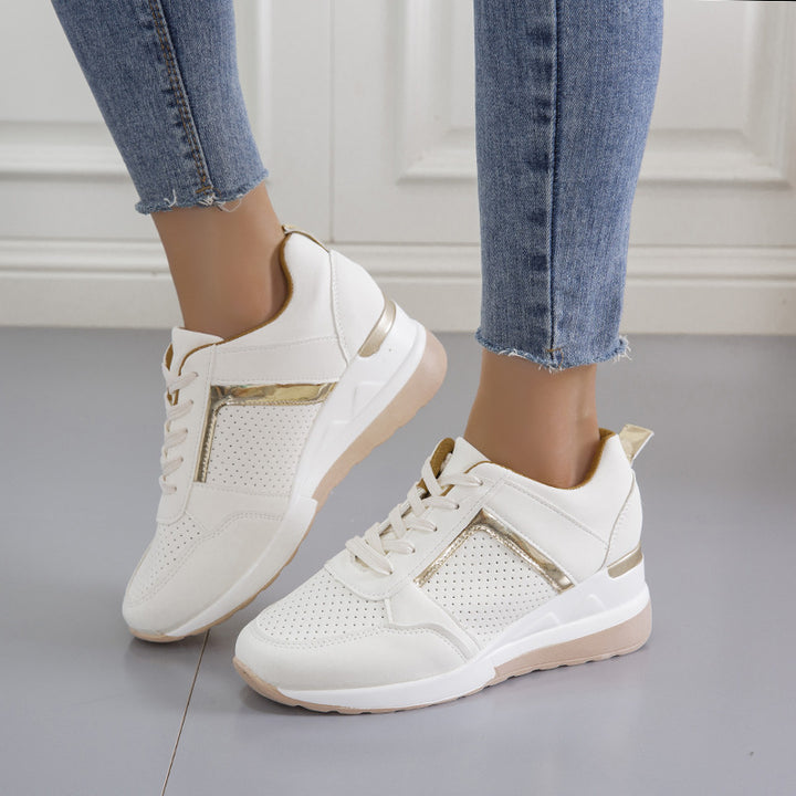Damen  Keil‑Sneaker mit perforiertem Microfaser‑Upper, gepolsterter Fersenkappe und rutschfester Profilsohle Echo Archiv