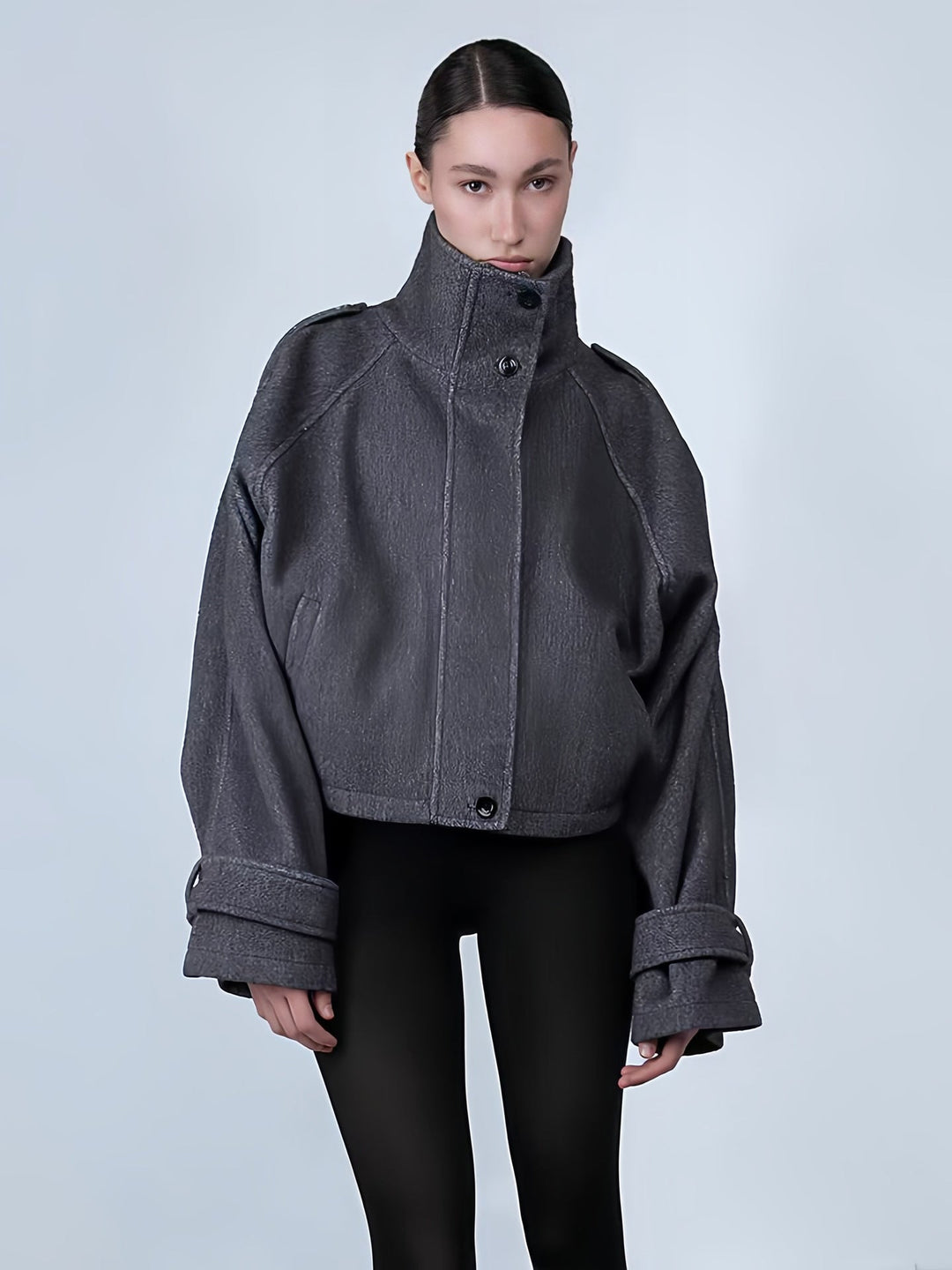 Damen Modische oversized Jacke mit hohem Kragen und dekorativen Knopfdetails Echoarchiv