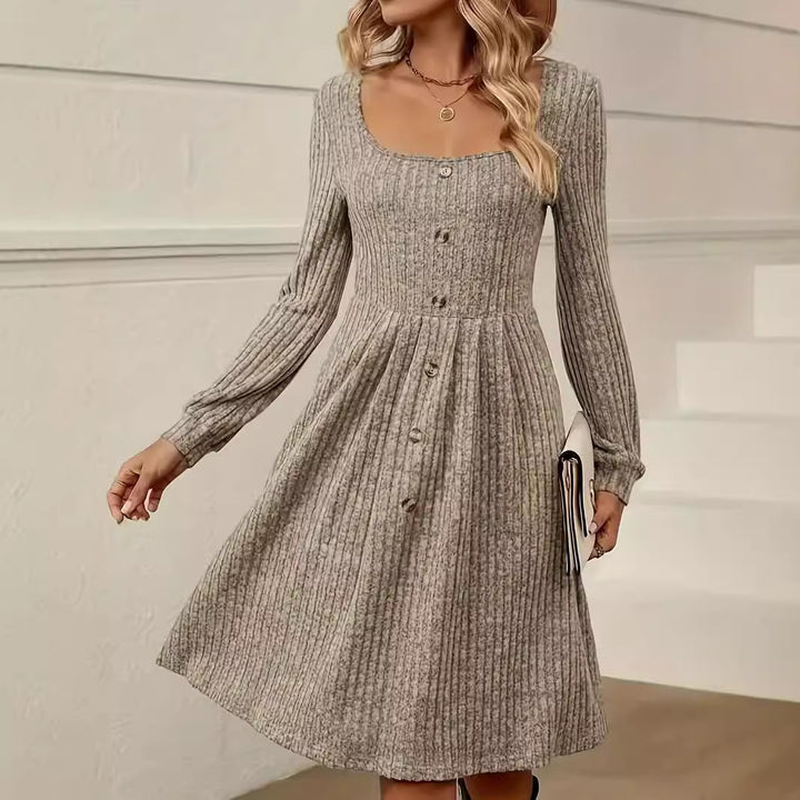Damen Tailliertes Rippstrick-Midikleid mit U-Boot-Ausschnitt und Zierknopfleiste Echo Archiv