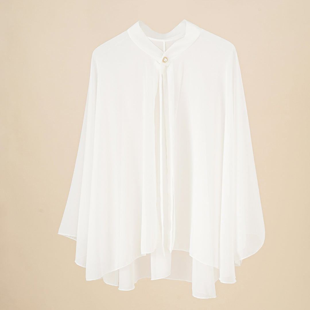 Damen Chiffon-Cape mit Schleifenkragen und Zierknopf – Avérine