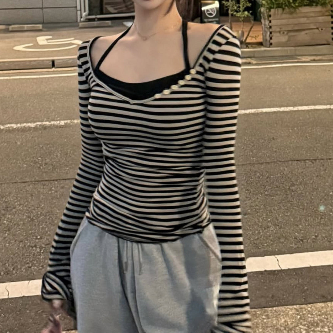 Damen nan gestreiftes Off-Shoulder-Langarmshirt mit diagonaler Zierknopfleiste und figurbetonter Silhouette Echo Archiv