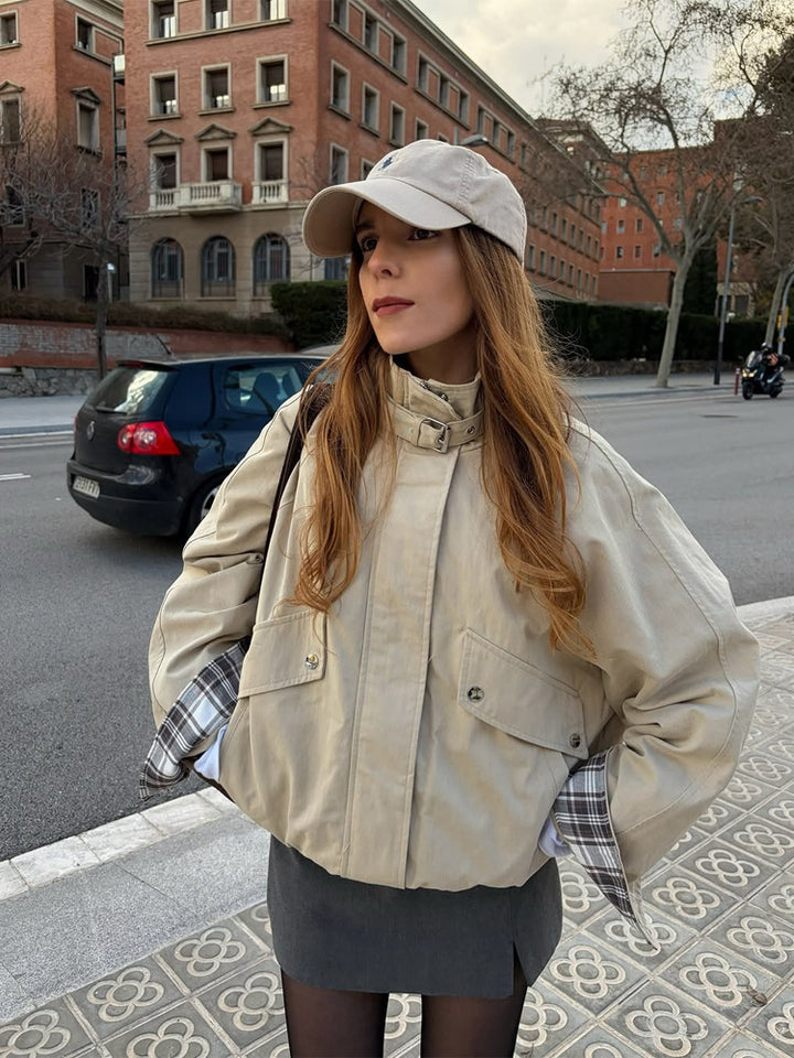 Damen Kurzjacke im Bomberstil mit Stehkragen, Kinnriemen und kariertem Ärmelfutter Echoarchiv
