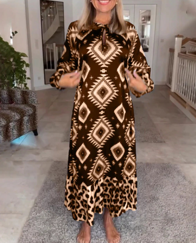 Damen nan fließendes Maxikleid mit Ethno‑Diamantprint, Schlüsselloch‑Ausschnitt und Kontrast‑Volant Echo Archiv