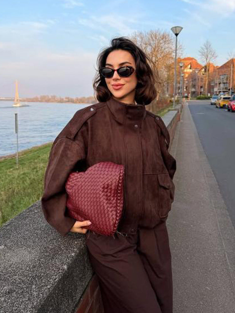 Damen Oversize Veloursleder-Bomber mit Schulterpatten, Pattentaschen und hohem Stehkragen Echoarchiv